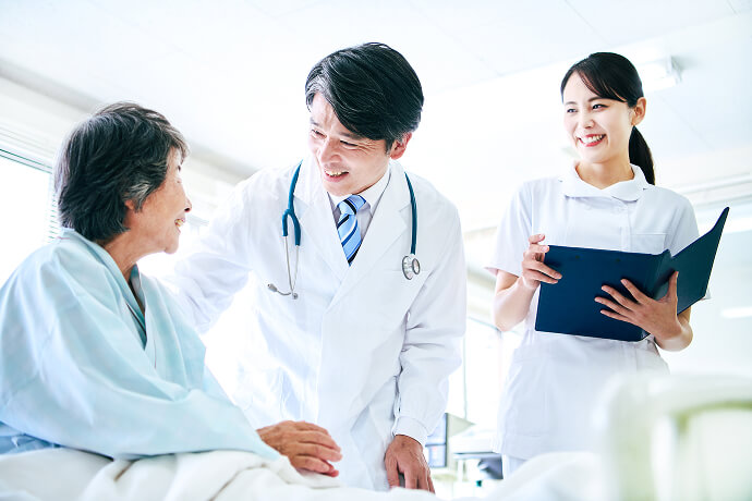 医療スタッフと患者が治療について相談している様子。