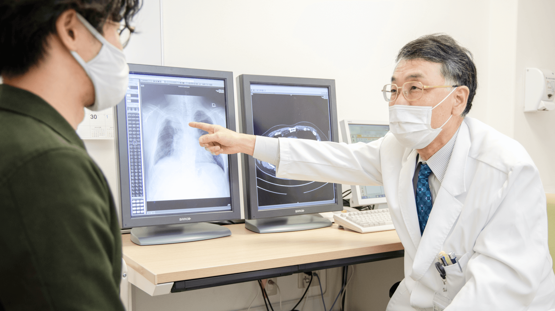 各分野の医師が連携して肺がん診療を行い、手術支援ロボットも活用