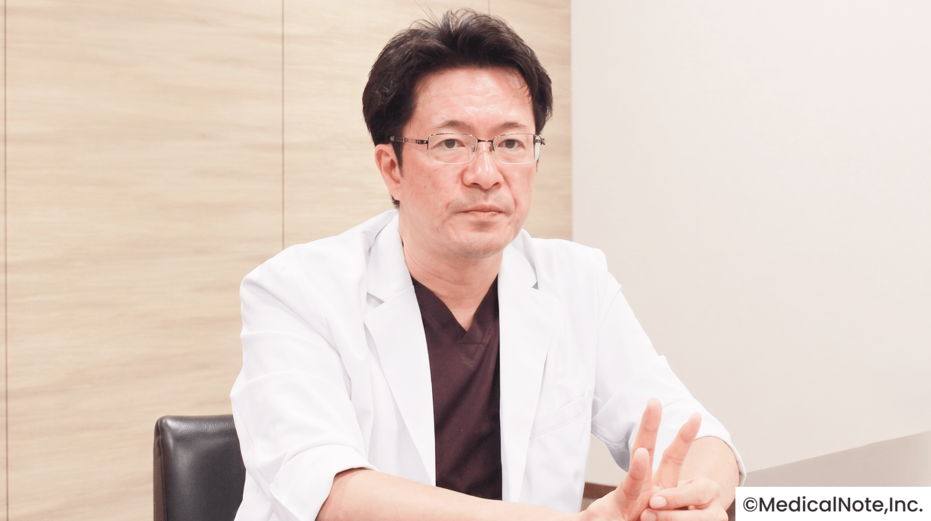 顕微鏡を用いた精密な手術で神経に及ぼす影響を最小限に