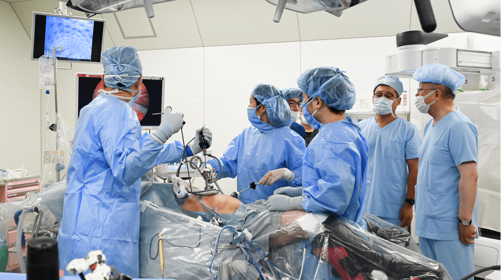 体への負担が少ない治療を重視し、手術支援ロボットを積極的に活用