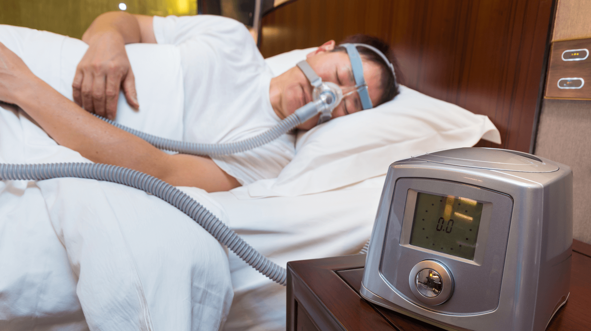 睡眠時の呼吸を確認しながら気道を確保するCPAP(持続陽圧呼吸療法)